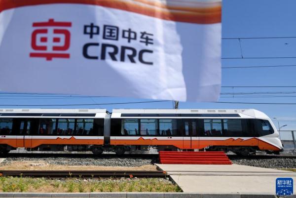 我国首列出口新能源轻轨车辆在河北唐山下线