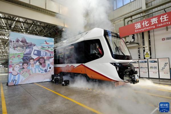 我国首列出口新能源轻轨车辆在河北唐山下线