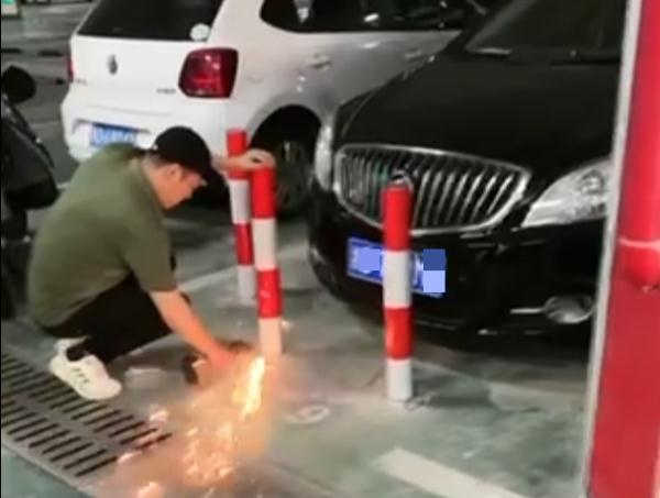 车主占车位拒绝挪车，业主怒焊警示柱！