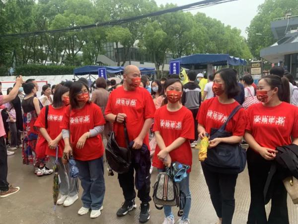 好险!考生忘带准考证,民警紧急协调!多图直击高考首日现场→ 好险!考生忘带准考证,民警紧急协调!多图直击高考首日现场→