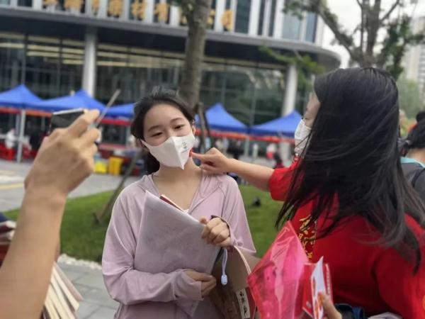 好险!考生忘带准考证,民警紧急协调!多图直击高考首日现场→ 好险!考生忘带准考证,民警紧急协调!多图直击高考首日现场→