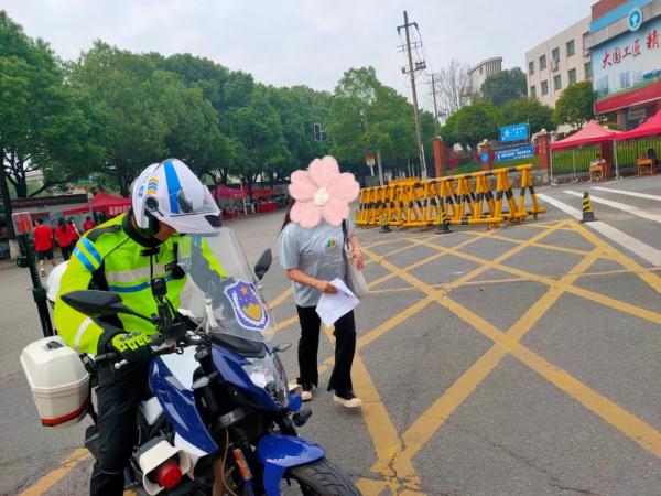 22公里,长沙交警铁骑送证使出“洪荒之力”! 22公里,长沙交警铁骑送证使出“洪荒之力”!
