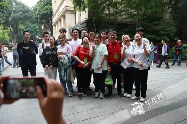 提笔上场，少年加油！重庆高考首日现场→