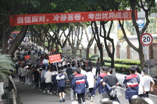 提笔上场，少年加油！重庆高考首日现场→