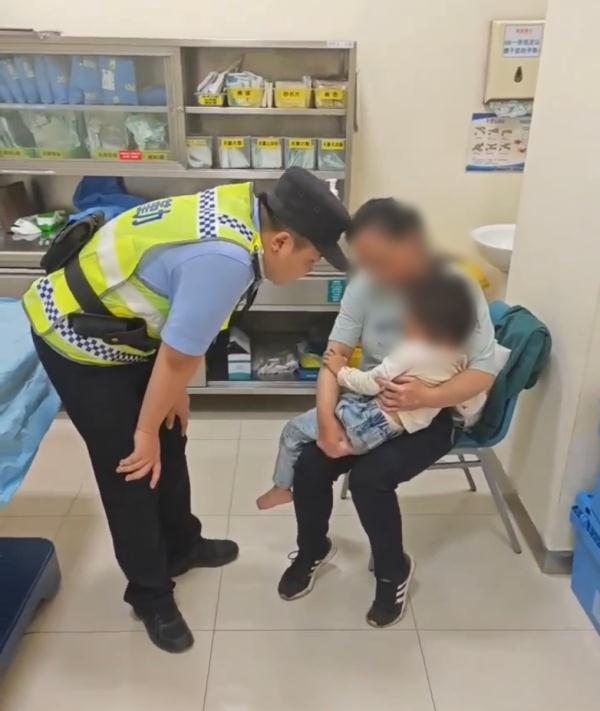 女童摔伤头部血流不止,辅警紧急护送就医 女童摔伤头部血流不止,辅警紧急护送就医