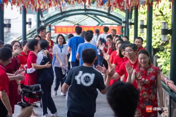 2023年广东高考作文题出炉！多图直击深圳高考现场→