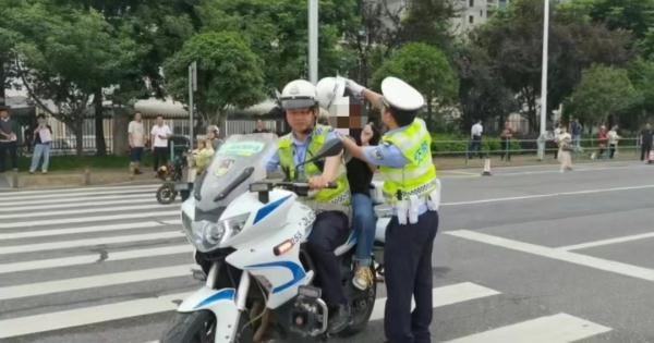 22公里,长沙交警铁骑送证使出“洪荒之力”! 22公里,长沙交警铁骑送证使出“洪荒之力”!
