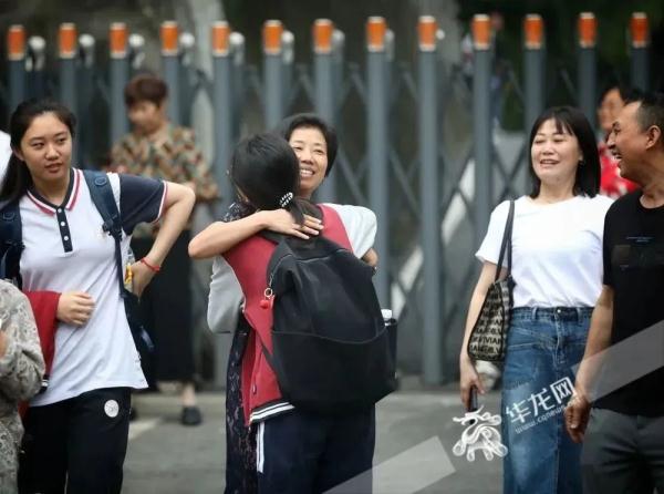 提笔上场，少年加油！重庆高考首日现场→