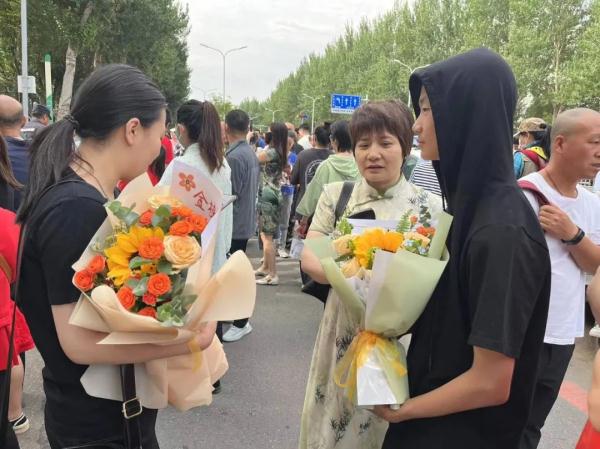 高考首日,多图直击!加油,长春学子 高考首日,多图直击!加油,长春学子
