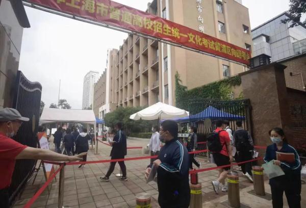 好险!考生忘带准考证,民警紧急协调!多图直击高考首日现场→ 好险!考生忘带准考证,民警紧急协调!多图直击高考首日现场→