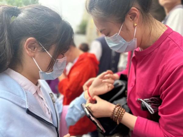 好险!考生忘带准考证,民警紧急协调!多图直击高考首日现场→ 好险!考生忘带准考证,民警紧急协调!多图直击高考首日现场→