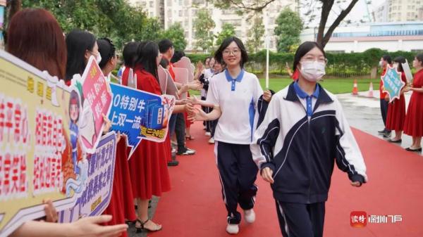 2023年广东高考作文题出炉！多图直击深圳高考现场→