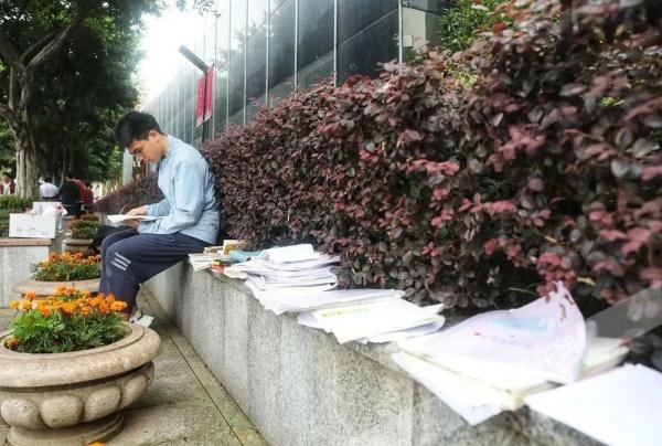 提笔上场，少年加油！重庆高考首日现场→