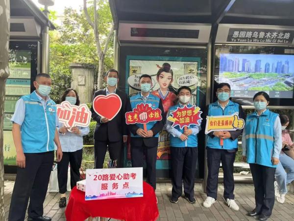 好险!考生忘带准考证,民警紧急协调!多图直击高考首日现场→ 好险!考生忘带准考证,民警紧急协调!多图直击高考首日现场→