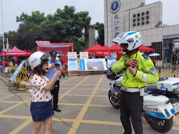 22公里,长沙交警铁骑送证使出“洪荒之力”! 22公里,长沙交警铁骑送证使出“洪荒之力”!