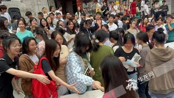 提笔上场，少年加油！重庆高考首日现场→