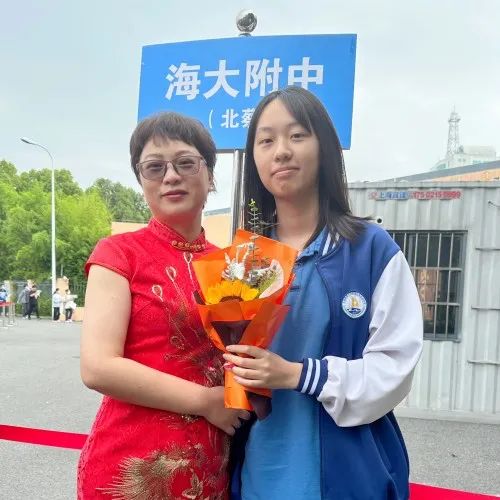 好险!考生忘带准考证,民警紧急协调!多图直击高考首日现场→ 好险!考生忘带准考证,民警紧急协调!多图直击高考首日现场→