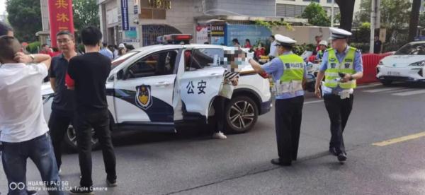 22公里,长沙交警铁骑送证使出“洪荒之力”! 22公里,长沙交警铁骑送证使出“洪荒之力”!