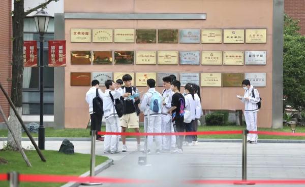 好险!考生忘带准考证,民警紧急协调!多图直击高考首日现场→ 好险!考生忘带准考证,民警紧急协调!多图直击高考首日现场→