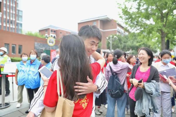 好险!考生忘带准考证,民警紧急协调!多图直击高考首日现场→ 好险!考生忘带准考证,民警紧急协调!多图直击高考首日现场→