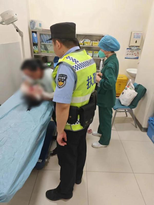 女童摔伤头部血流不止,辅警紧急护送就医 女童摔伤头部血流不止,辅警紧急护送就医
