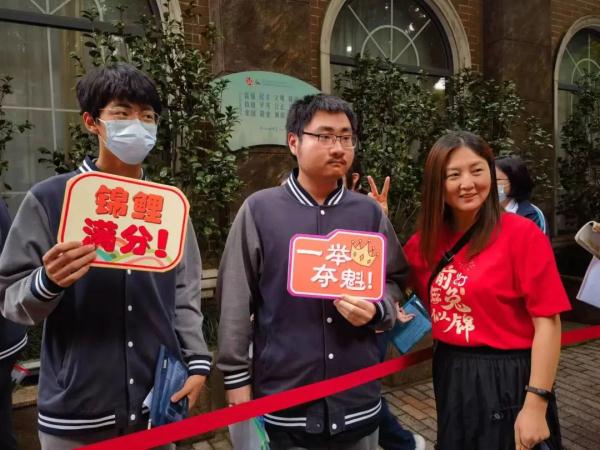 好险!考生忘带准考证,民警紧急协调!多图直击高考首日现场→ 好险!考生忘带准考证,民警紧急协调!多图直击高考首日现场→