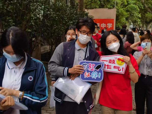 好险!考生忘带准考证,民警紧急协调!多图直击高考首日现场→ 好险!考生忘带准考证,民警紧急协调!多图直击高考首日现场→