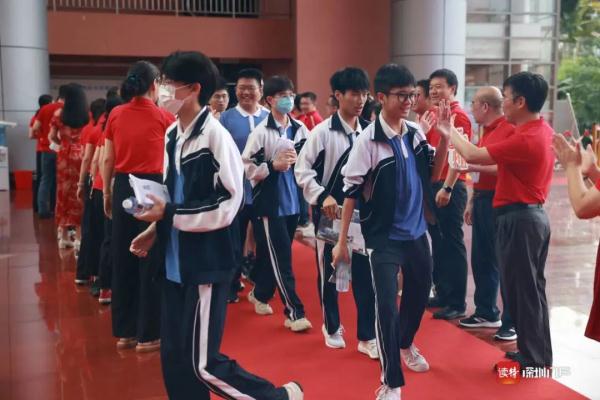 2023年广东高考作文题出炉！多图直击深圳高考现场→