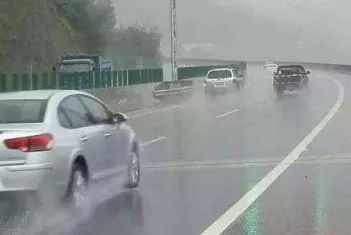 强降雨 &nbsp;冰雹 大风预警~考生家长适当增减衣物，开车出行要注意！