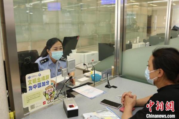 上海：出入境办证量创新高 警方多措并举应对井喷式办证高峰