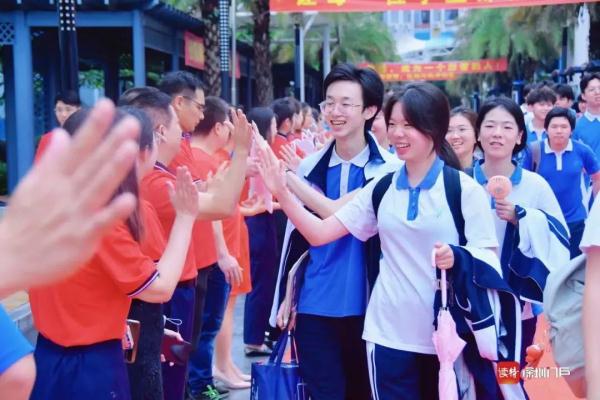 2023年广东高考作文题出炉！多图直击深圳高考现场→