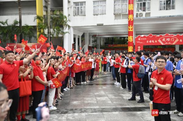 2023年广东高考作文题出炉！多图直击深圳高考现场→