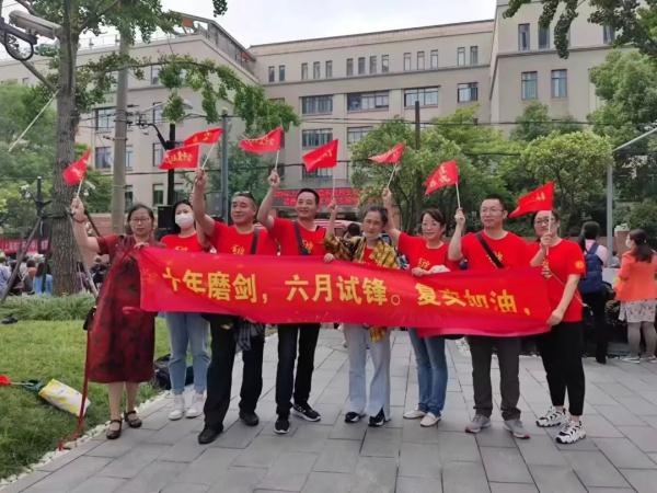 好险!考生忘带准考证,民警紧急协调!多图直击高考首日现场→ 好险!考生忘带准考证,民警紧急协调!多图直击高考首日现场→