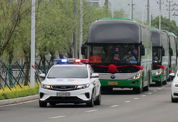 985警车开道,放心! 985警车开道,放心!