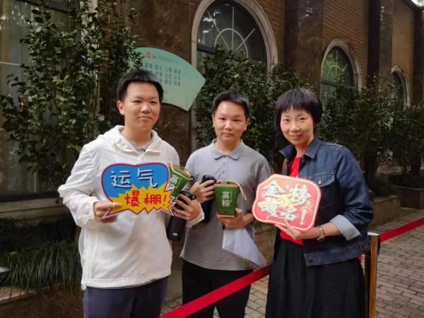 好险!考生忘带准考证,民警紧急协调!多图直击高考首日现场→ 好险!考生忘带准考证,民警紧急协调!多图直击高考首日现场→