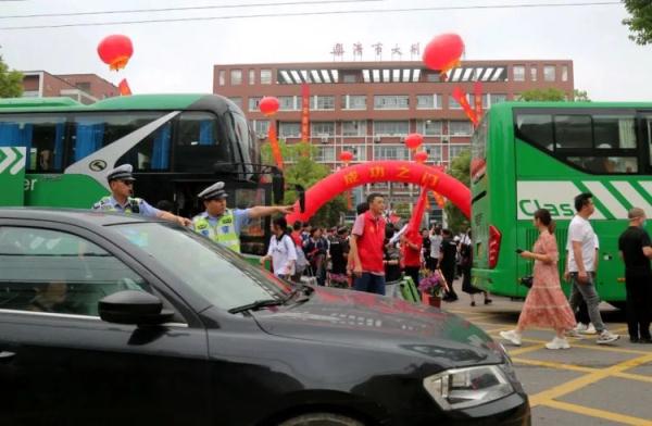 “985”警车开道！这件事他们坚持了18年