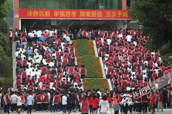 提笔上场，少年加油！重庆高考首日现场→