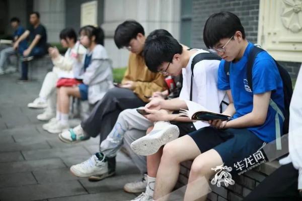 提笔上场，少年加油！重庆高考首日现场→
