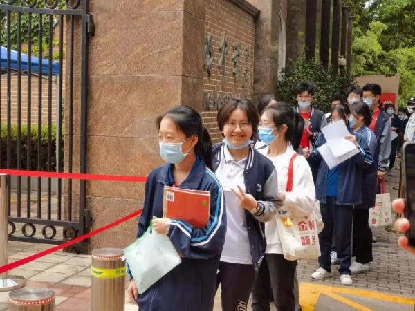 好险!考生忘带准考证,民警紧急协调!多图直击高考首日现场→ 好险!考生忘带准考证,民警紧急协调!多图直击高考首日现场→