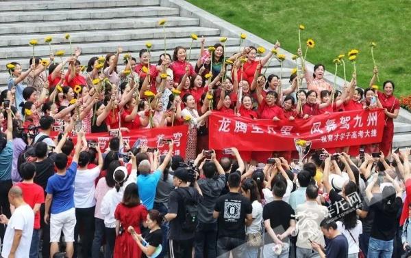 提笔上场，少年加油！重庆高考首日现场→