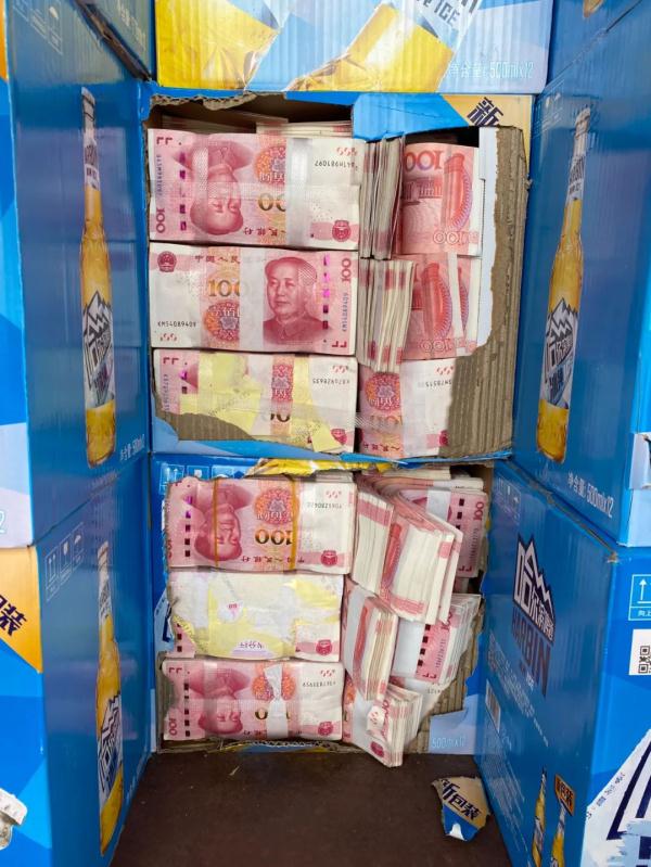 58万元.经清点,夹藏有大量人民币现金.