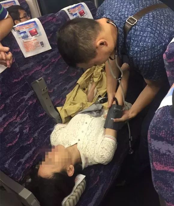 情况危急！柳州男子踢球时突然晕倒，陌生人对他使出“点穴手”