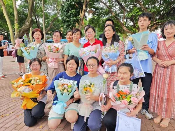 高考结束！这些画面令人想笑又想哭