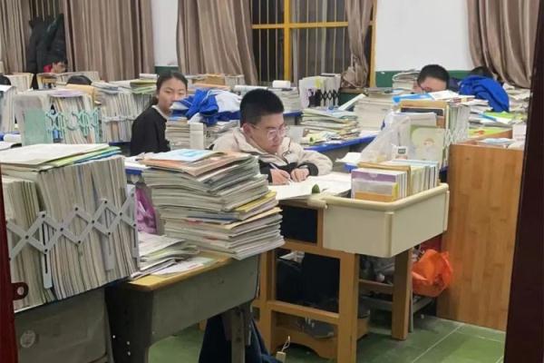 渐冻症男孩乘轮椅“圆梦”高考,学习让他很开心…… 渐冻症男孩乘轮椅“圆梦”高考,学习让他很开心……