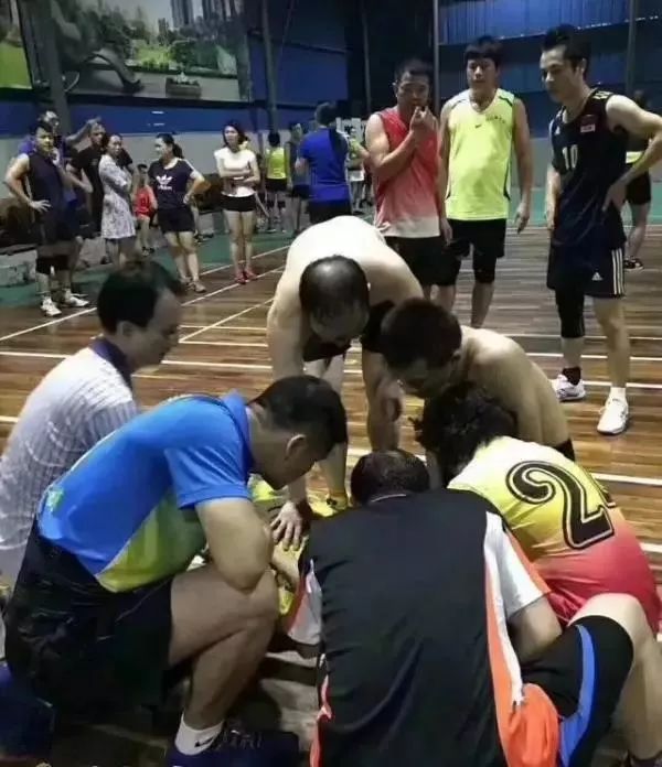 情况危急！柳州男子踢球时突然晕倒，陌生人对他使出“点穴手”