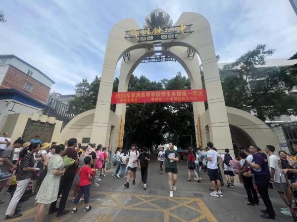 高考结束！这些画面令人想笑又想哭