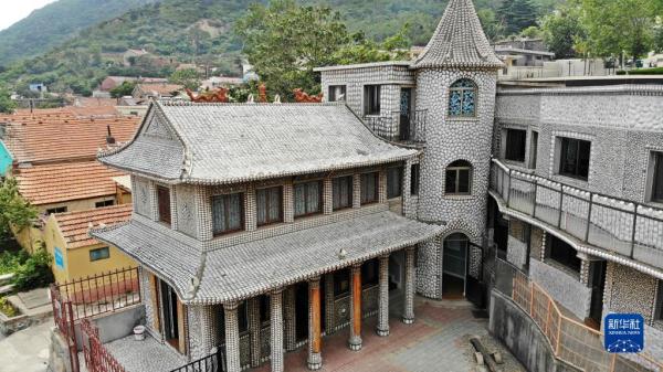 山东青岛：海岛“贝壳楼”引游人