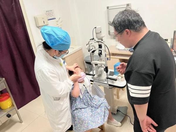 揪心！502强力胶进了4岁女童眼睛