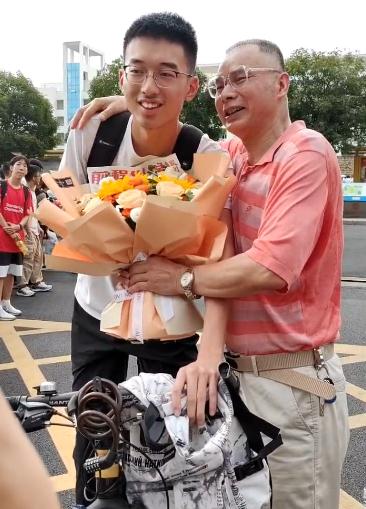 高考结束！这些画面令人想笑又想哭