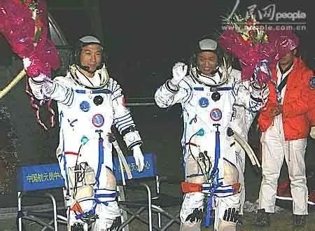 “神五”到“神十五”，航天员都在返回舱前留了一段话